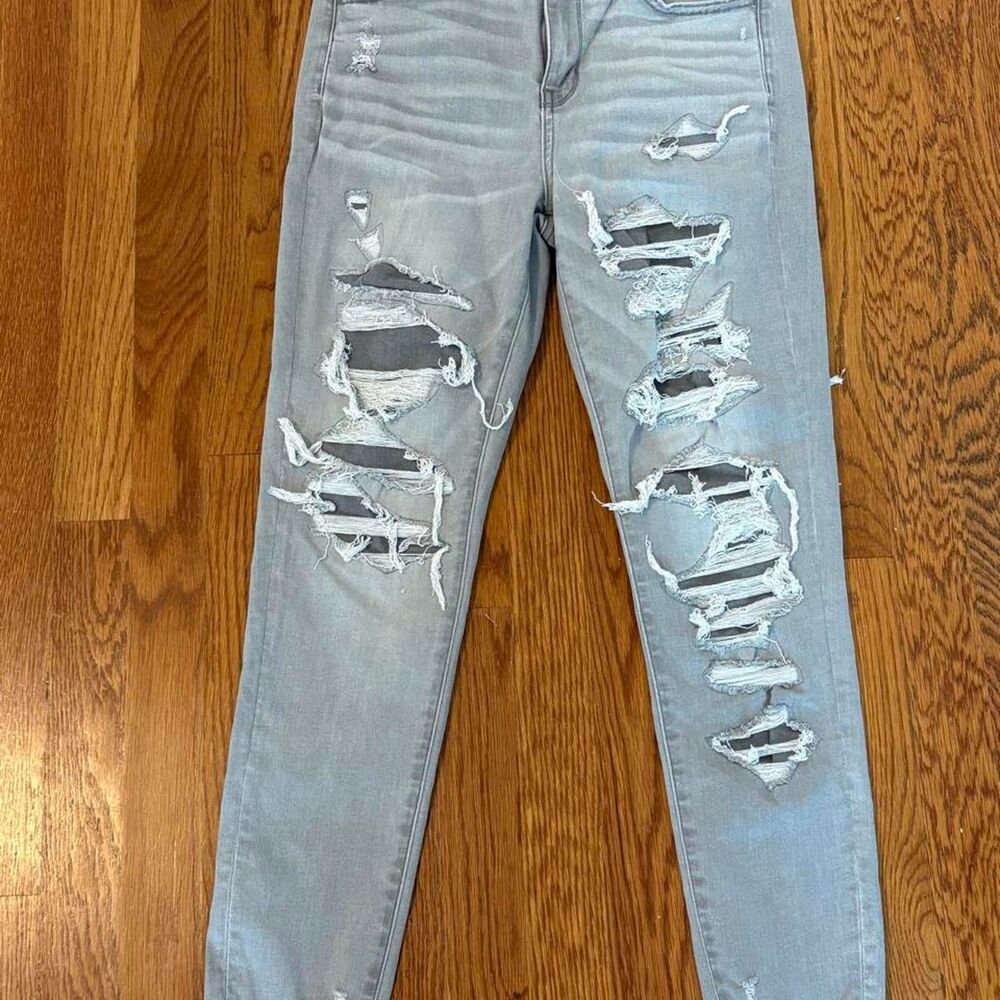 American eagle grunge Women's 10 short Grey distressed Jeans